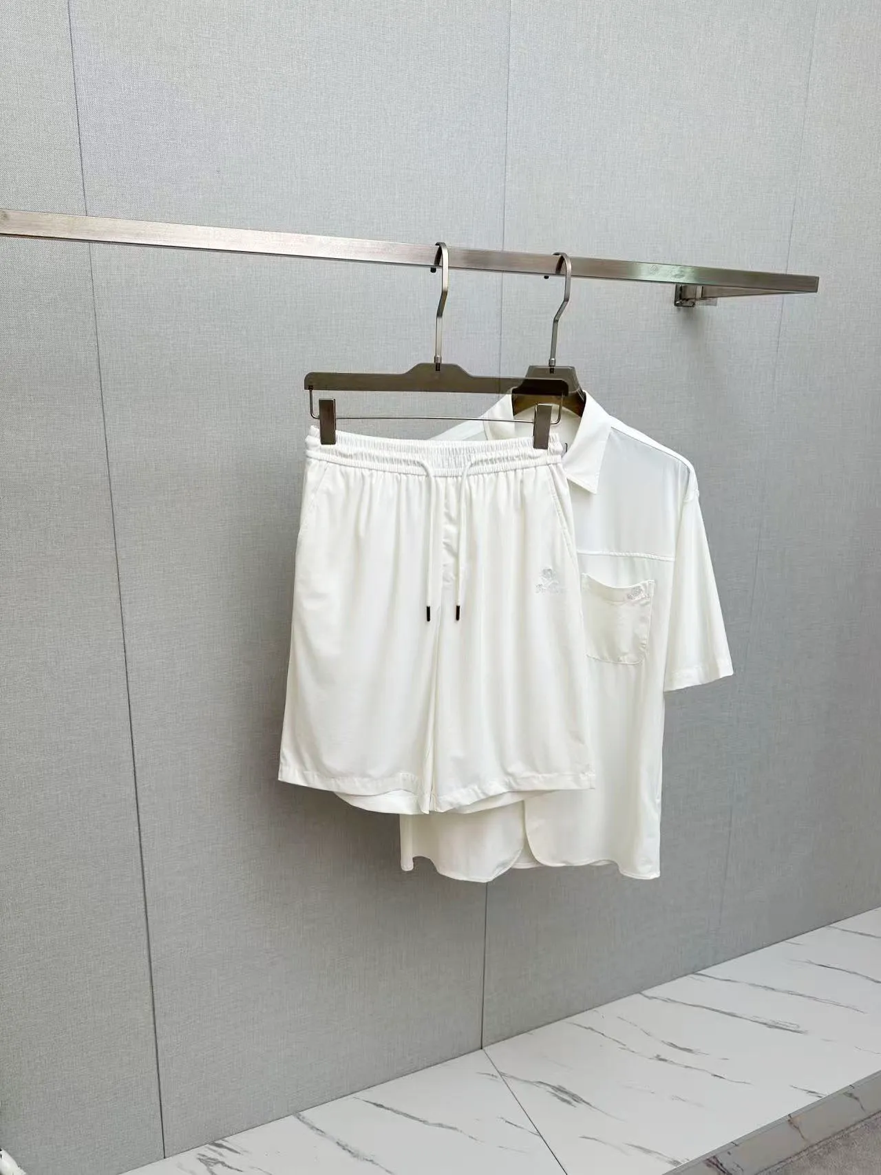 The LP New Arrival casual suit has exquisite and high-end details and a full sense of luxury. Customized Premium fabric, the upper body is crisp and stylish, comfortable and not tight. The clean and neat tailoring is full of urban style. You will feel good when you wear it. It is the first choice for Premium fashionistas. The upper body effect is super good! Sizes:M-3XL